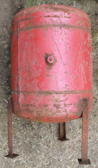 Zbiornik na nogach czerwony, zbiorniki